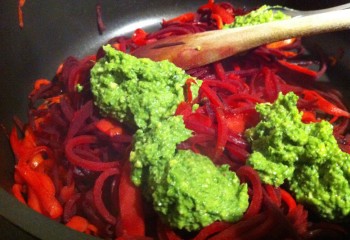 Rote Beete Spaghetti mit Bärlauchpesto1