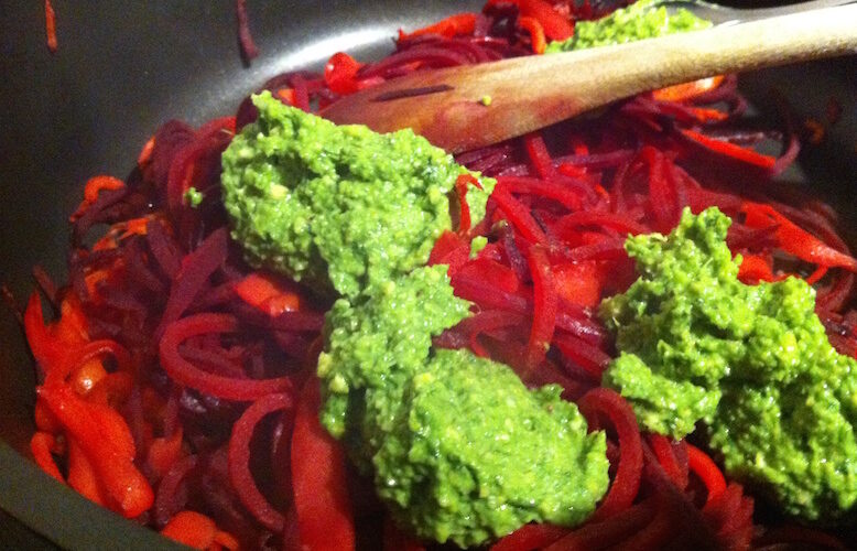 Rote Beete Spaghetti mit Bärlauchpesto1