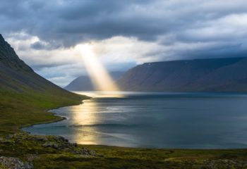 Lichtstrahl_davide-cantelli-H3giJcTw__w-unsplash