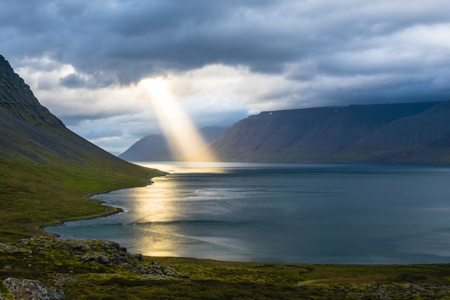 Lichtstrahl_davide-cantelli-H3giJcTw__w-unsplash