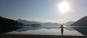 Das erste ganzheitliche Online-Retreat für Frauen!
Entdecke und erwecke Deinen Körper, Deine Energie und Deine Passion! Kultiviere Kraft, Sinn & Sinnlichkeit auf feminine Art!
12 Wochen lang begleite ich Dich virtuell mit meinem körperorientierten Coaching-Ansatz, mit achtsamen, freudvollen Tanzsessions, tiefgehenden Yin Yoga und Faszienübungen, Spür-Übungen, Meditationen, Reflexionen und Gruppen-Coachings!