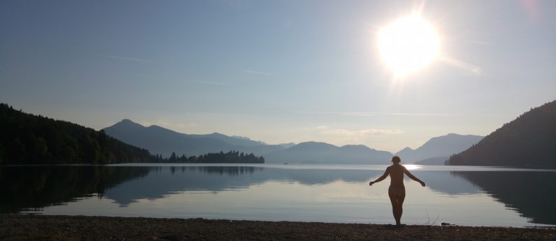 Das erste ganzheitliche Online-Retreat für Frauen! 
Entdecke und erwecke Deinen Körper, Deine Energie und Deine Passion! Kultiviere Kraft, Sinn & Sinnlichkeit auf feminine Art!

12 Wochen lang begleite ich Dich virtuell mit meinem körperorientierten Coaching-Ansatz, mit achtsamen, freudvollen Tanzsessions, tiefgehenden Yin Yoga und Faszienübungen, Spür-Übungen, Meditationen, Reflexionen und Gruppen-Coachings!