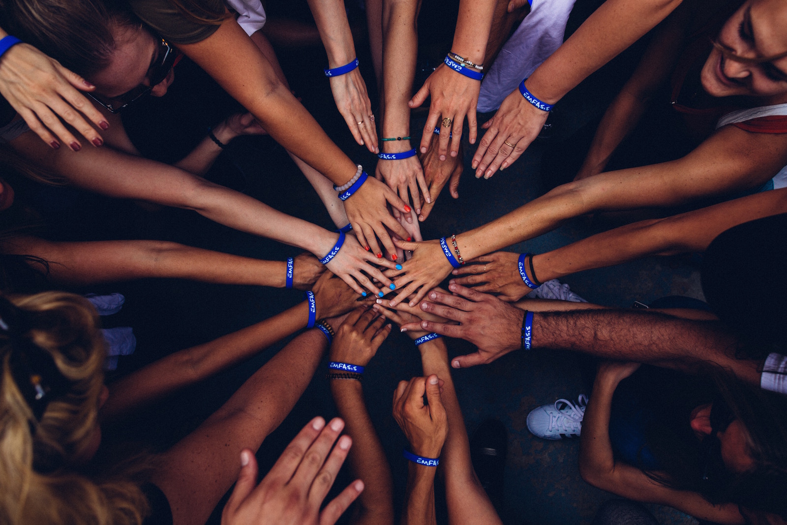 hand_together_perry-grone-732606-unsplash